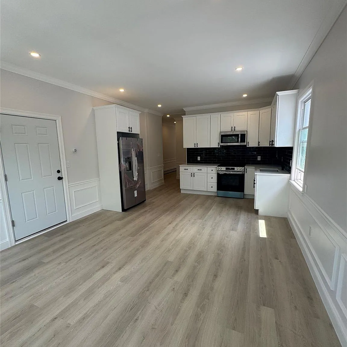 3 bed, 1.0 bath, 1430 sqft, $3,200 — Photo 2