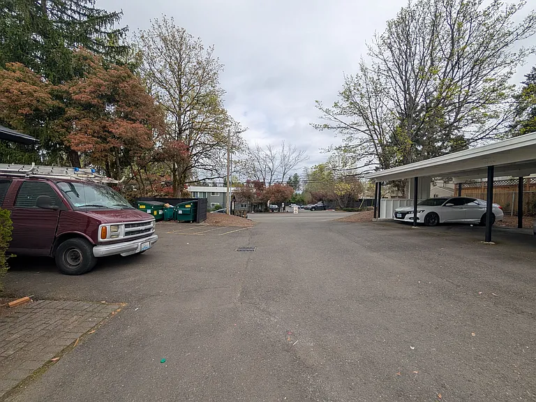 SE Courtney Ave — Photo 21