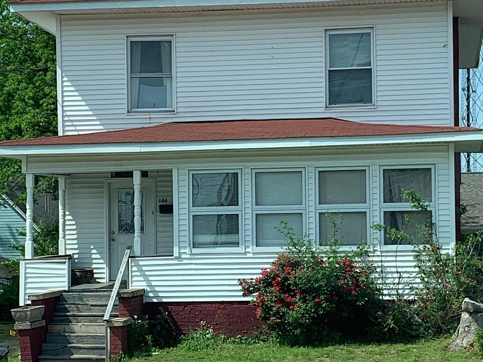 1st image of 104 E Walnut St