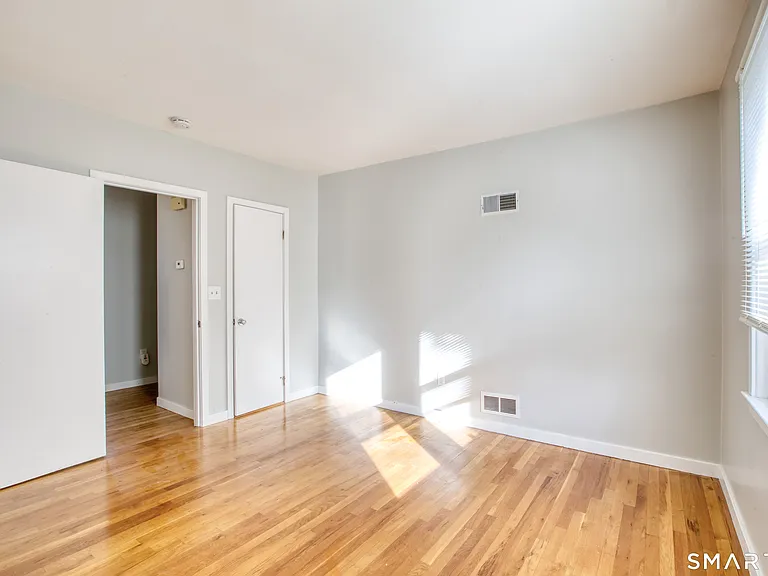 24 Hollow Wood Ln — Photo 12