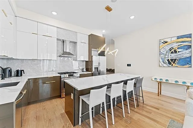 3 bed, 1.5 bath, 2000 sqft, $3,995 — Photo 2