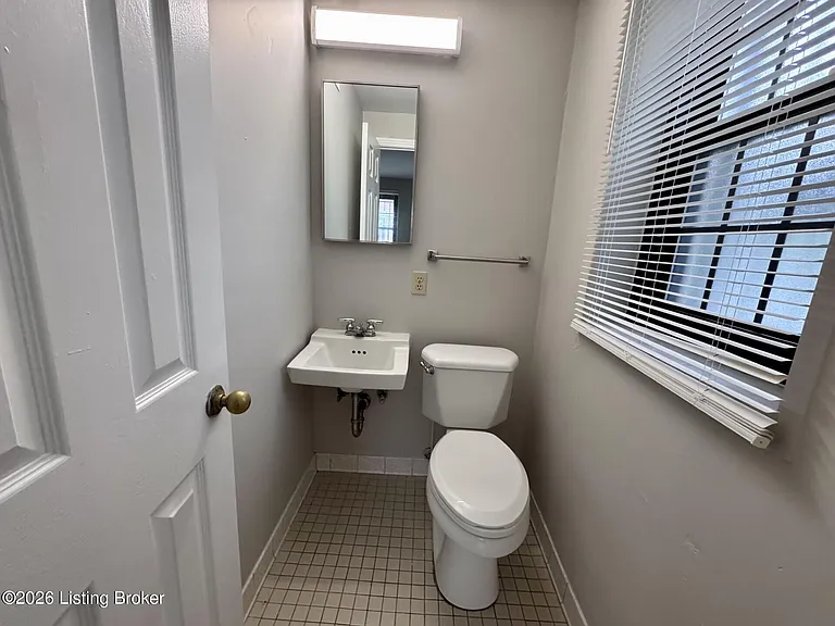 12 1/2 College Ct — Photo 8