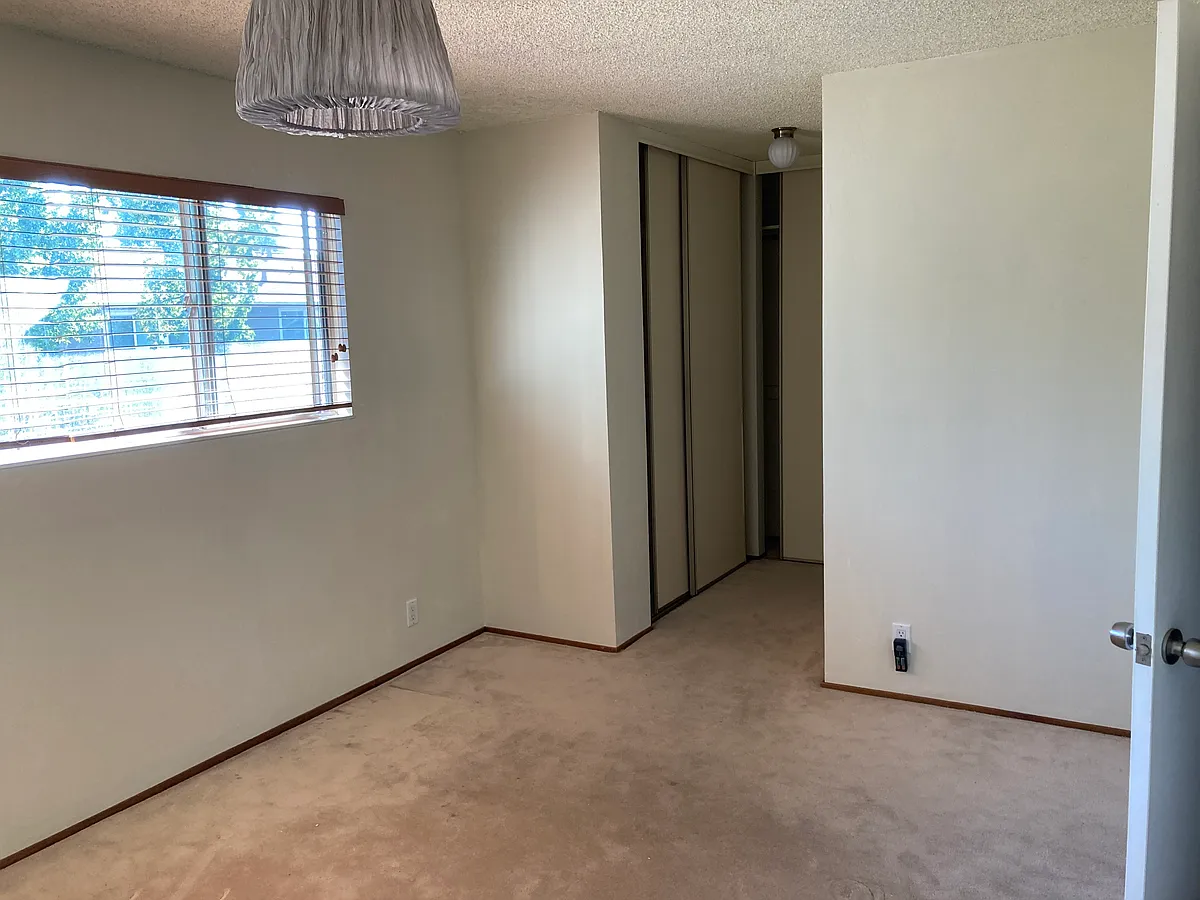 Building Photo - Cherrythorne Ln