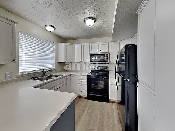 4th image of 817 Country Club Dr