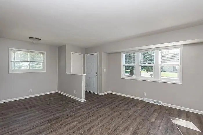 3 bed, 1.5 bath, 1430 sqft, $2,097 — Photo 3