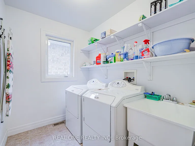 27 Cranston St #UPPER — Photo 30