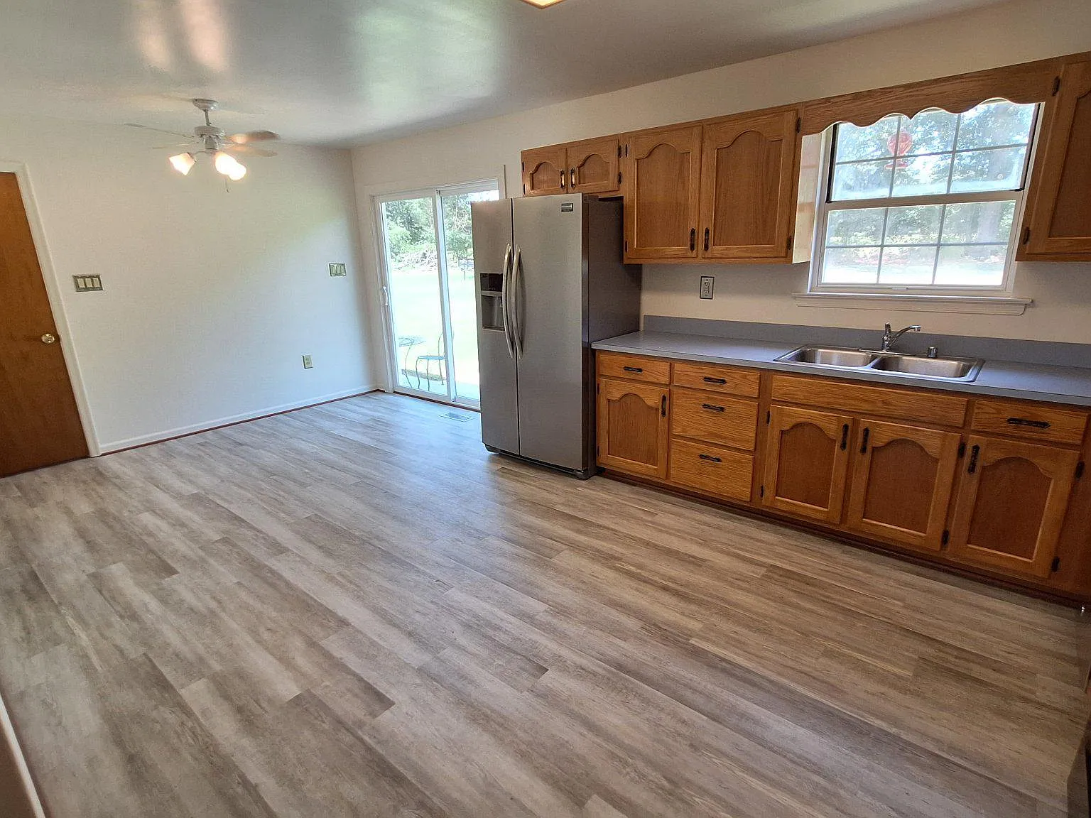 3 bed, 2.0 bath, 1196 sqft, $2,600 — Photo 4