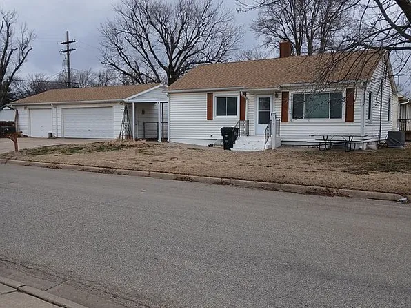 519 E Taylor St, Lyons, KS 67554