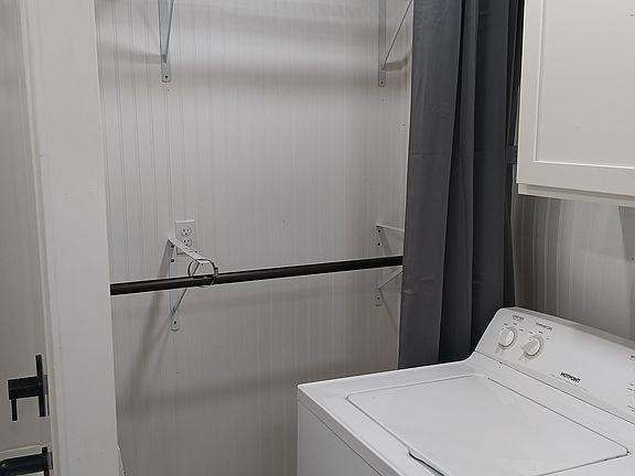 Bathroom w/washer and dryer
