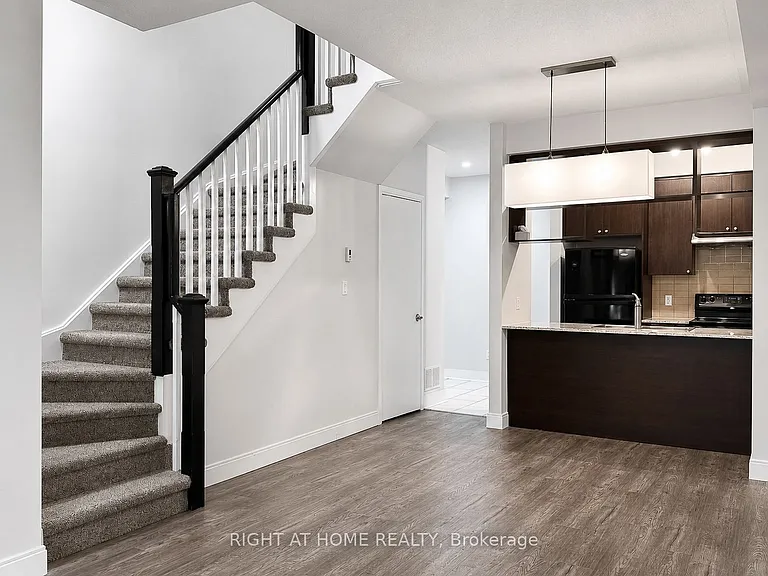 330 Village Green Sq #41 — Photo 3