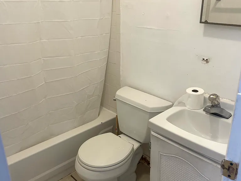 2150 N Carlisle St, Apt 2 - Bathroom