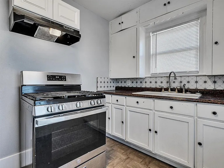 5019 Avenue M 1/2 — Photo 2