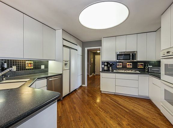 5th image of 1109 Castlewood Ln