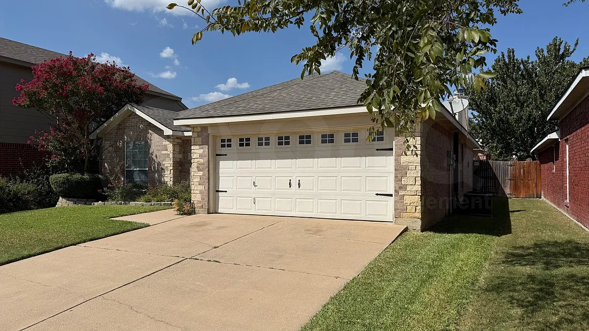 3 bed, 2.0 bath, 1365 sqft, $2,100 — Photo 3