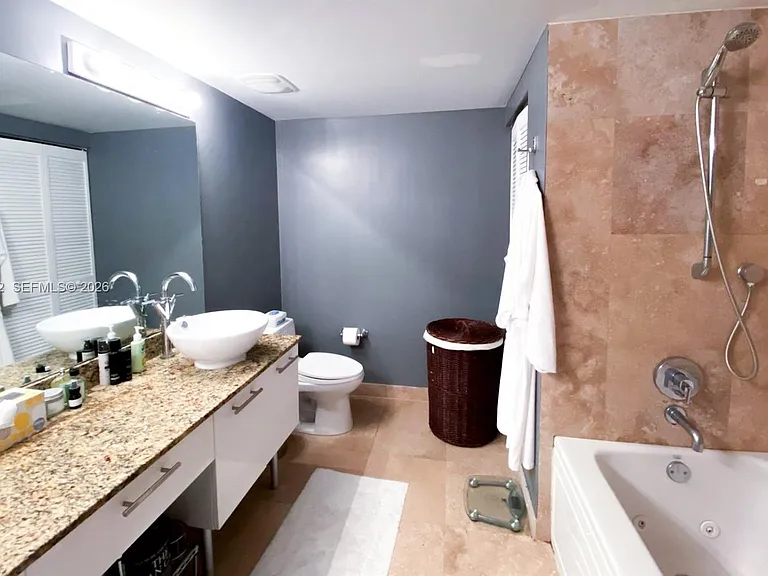 41 SE 5th St #1006 — Photo 4