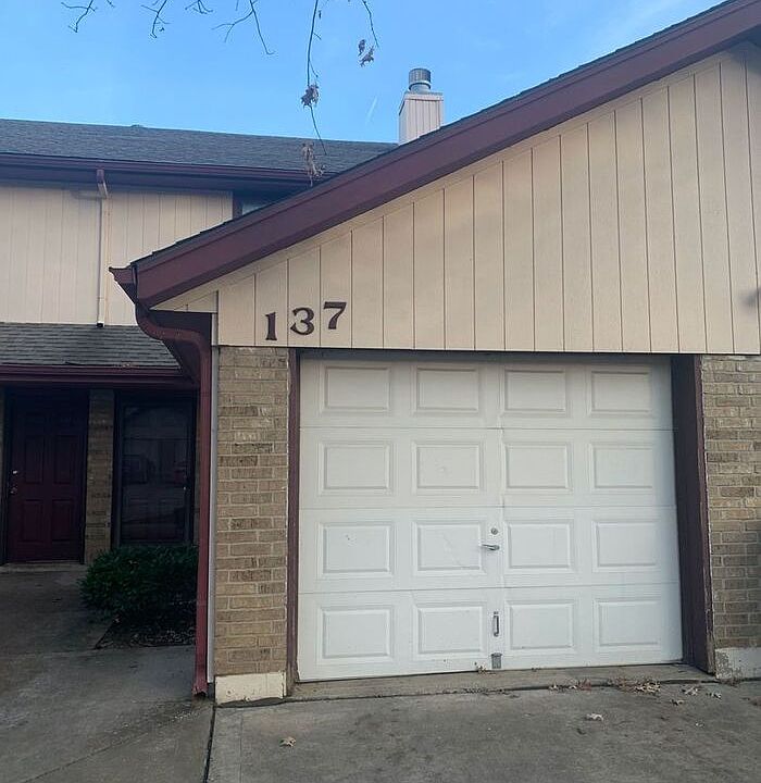 1st image of 137 SW Oxford Pl