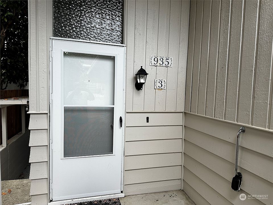 1st image of 935 1st Street S #3