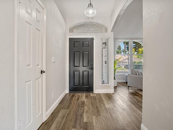 4th image of 744 W Chennault Ave