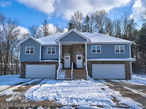 270 Whispering Pines Dr, Fenton, MI 48430