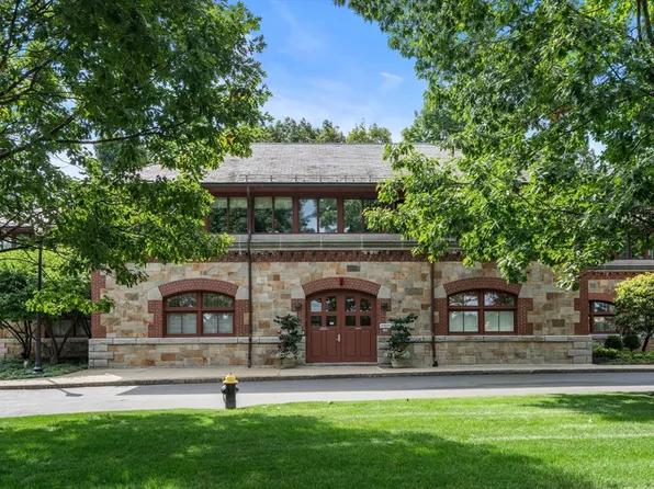 2430 Beacon St Unit 105, Chestnut Hill, MA 02467
