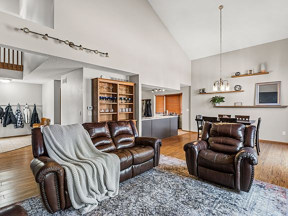 3rd image of 5910 Aspen Cir