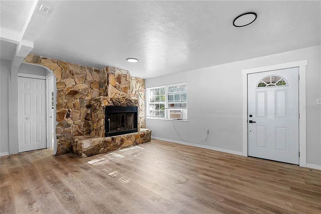 3 bed, 2.0 bath, 1100 sqft, $1,200 — Photo 2