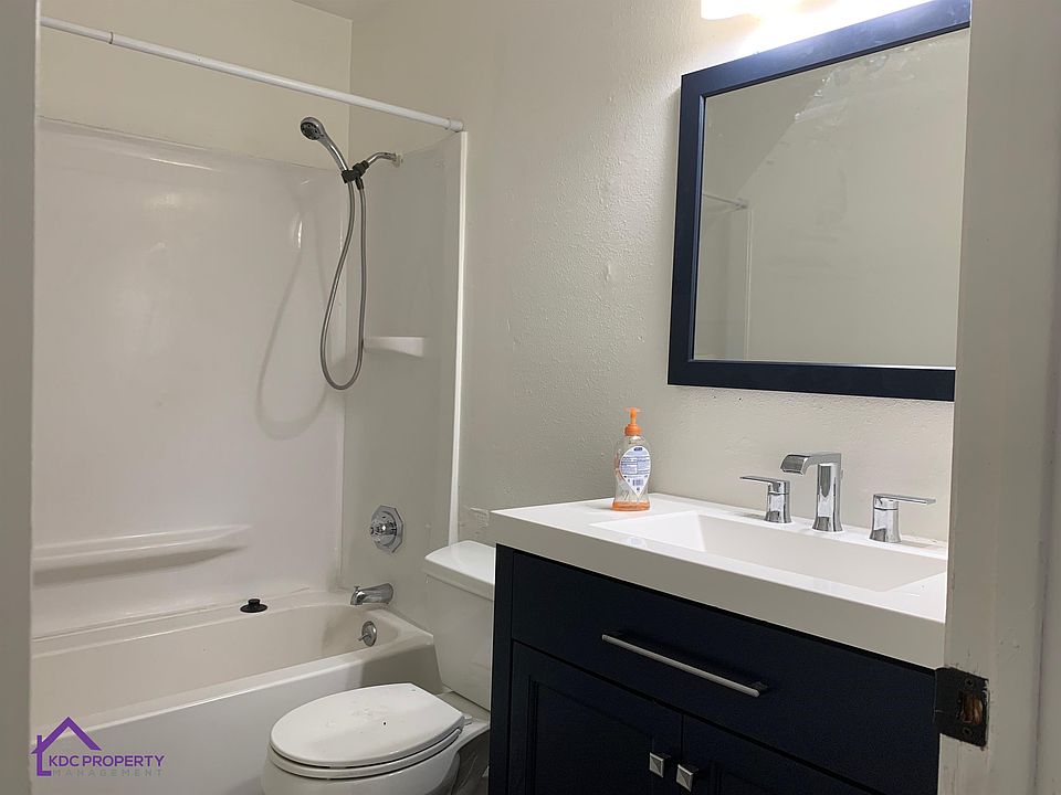 Upstairs Full Bathroom