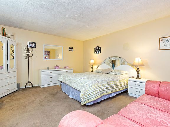 4th image of 11628 Oxford Ave