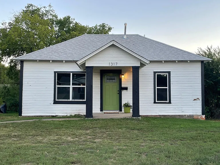 1317 E Broadway St — Photo 1