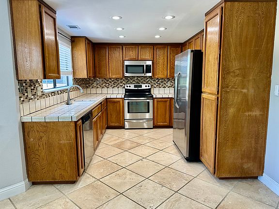 4th image of 934 Meadowvale Ct