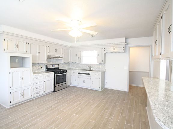 3rd image of 1104 W Woodcrest Dr