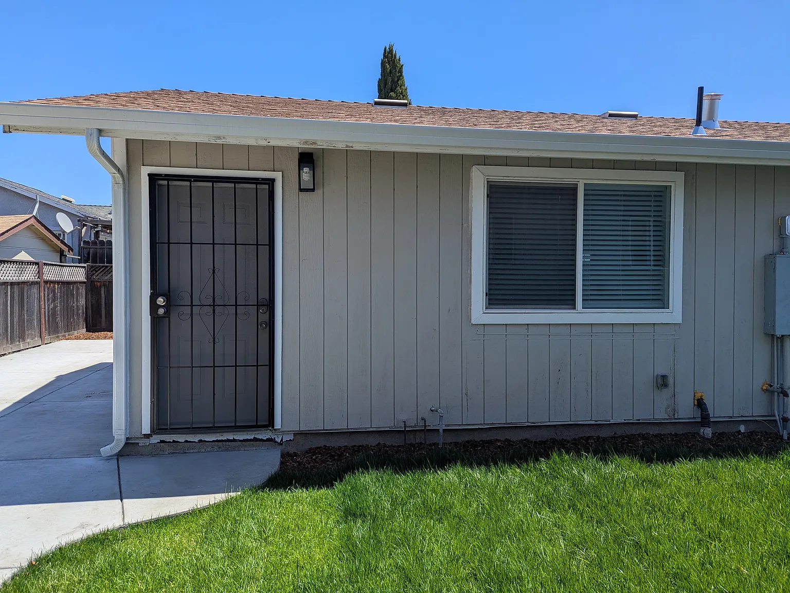 3 bed, 1034 sqft, $3,494 — Photo 1