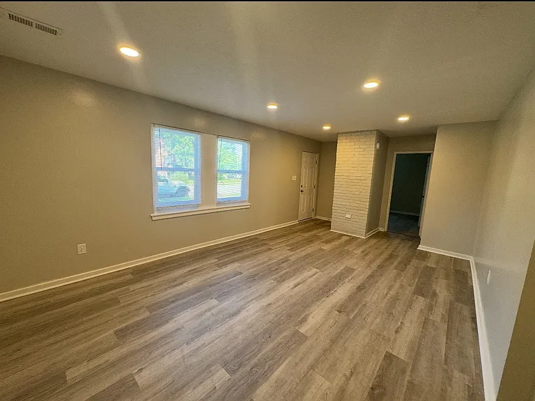 2155 N Catherwood Ave — Photo 11