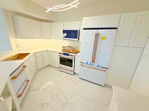 3rd image of 5560 Metrowest Blvd Unit 308