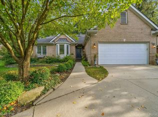 576 Bloomer Ridge Dr, Rochester, MI 48307