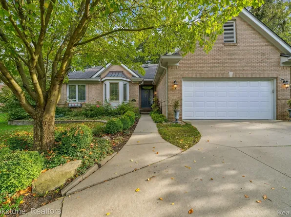 576 Bloomer Ridge Dr, Rochester, MI 48307
