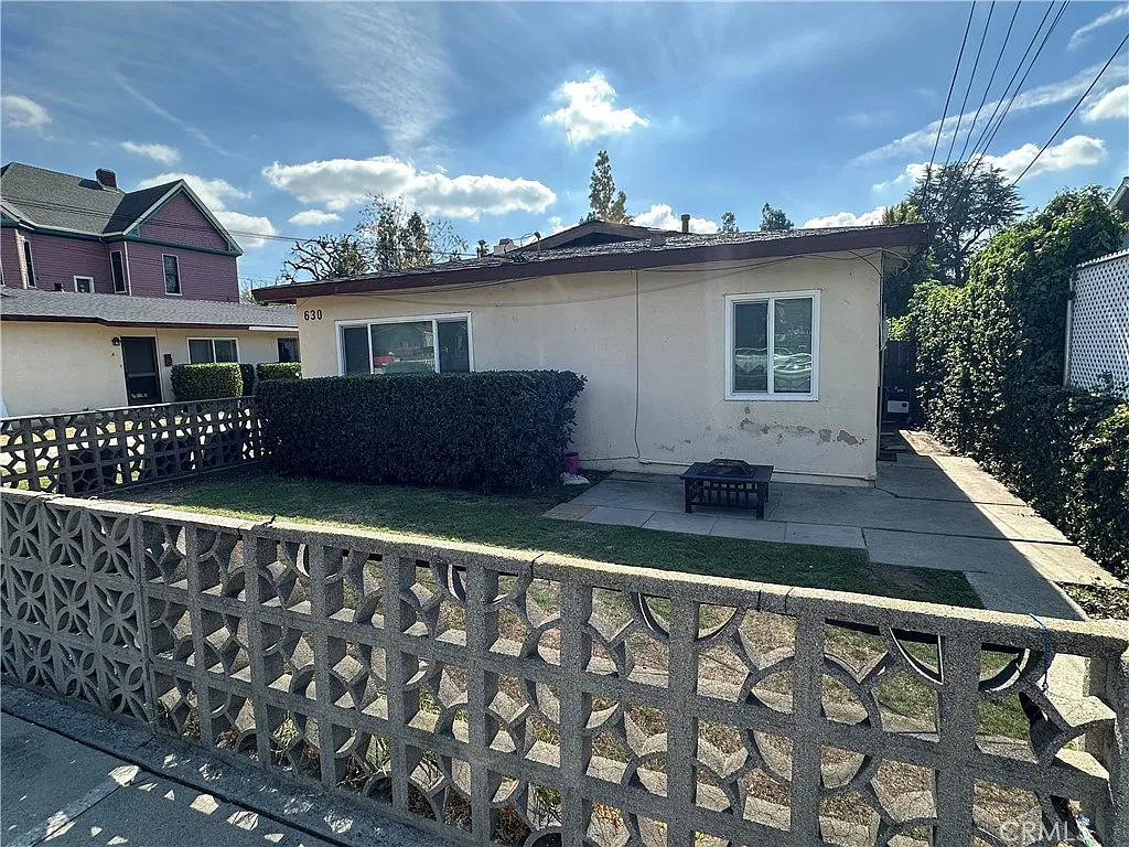 2 bed, 650 sqft, $2,300 — Photo 1