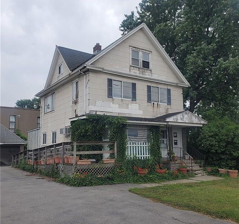 2nd image of 1347 Lyell Ave