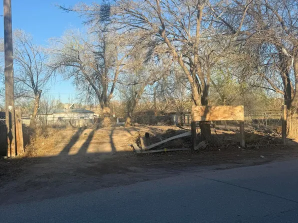 2402 Salvador Rd SW, Albuquerque, NM 87105