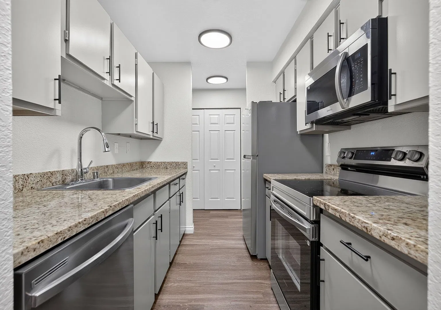 Francis Apartments — Photo 2