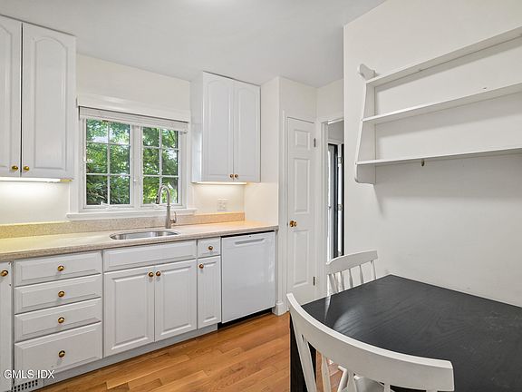 5th image of 8 Greenwich Hills Dr #8