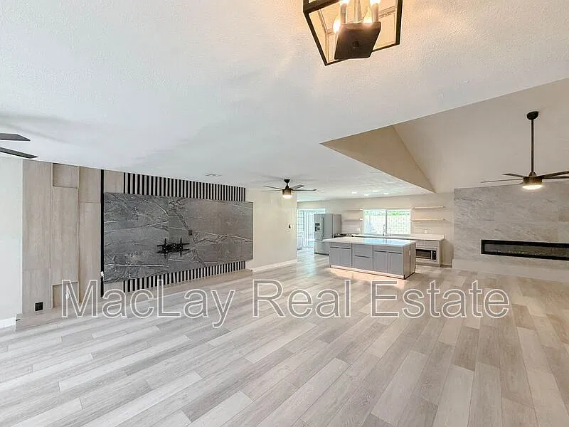 3 bed, 2.0 bath, 1936 sqft, $2,600 — Photo 2