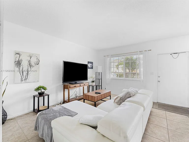 3220 NE 10th St #5 — Photo 4