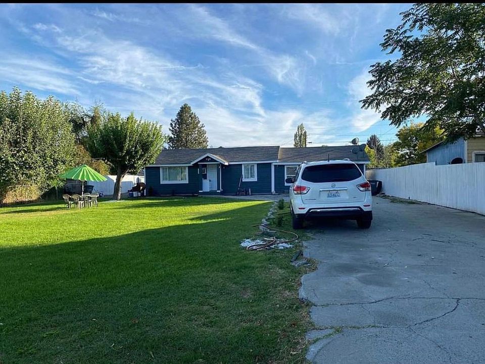 Very spacious front yard