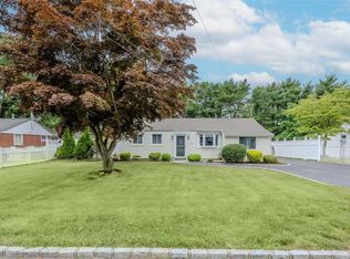 1650 N Gardiner Dr, Bay Shore, NY 11706