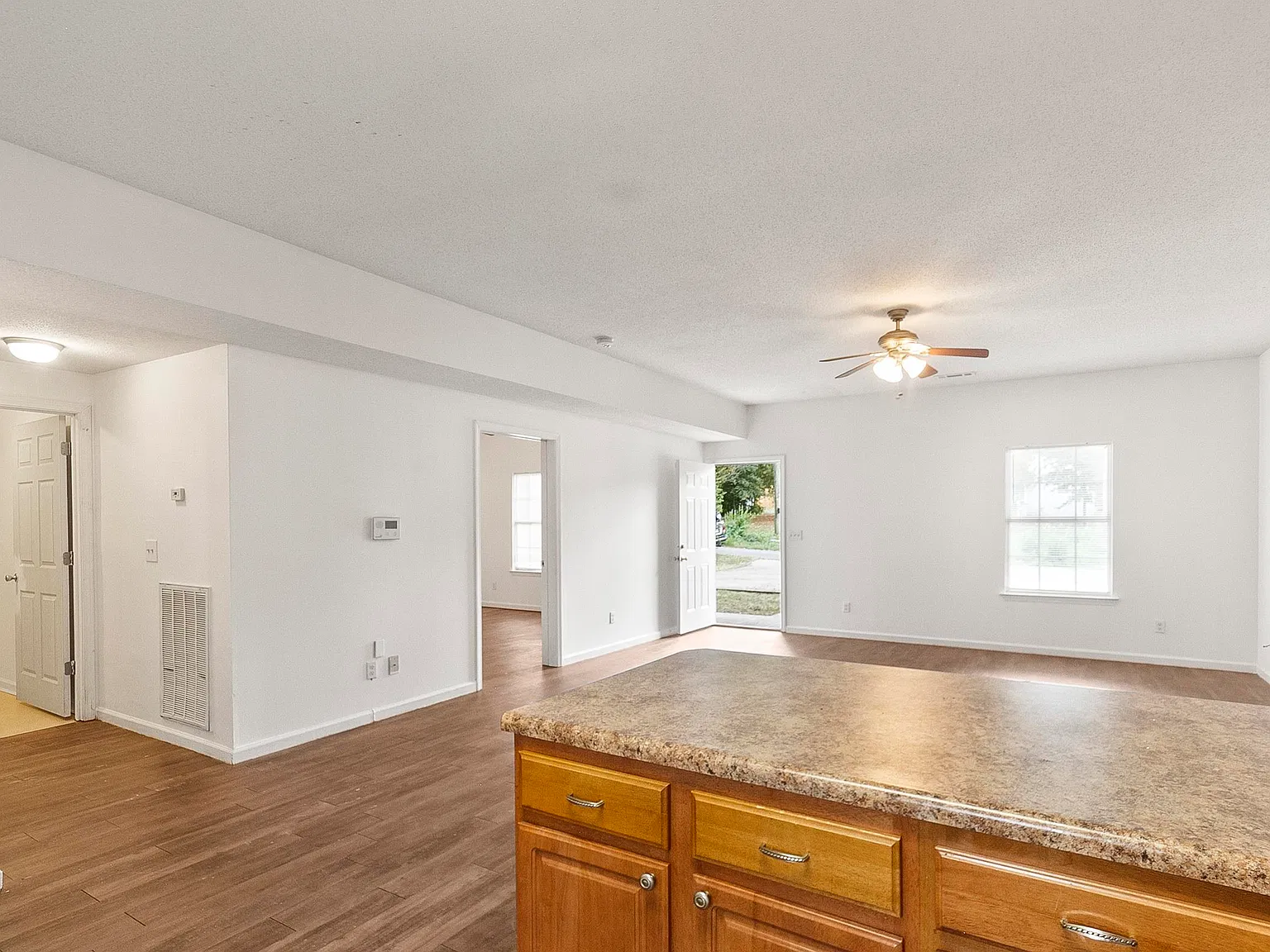 4 bed, 3.5 bath, 2046 sqft, $1,895 — Photo 4