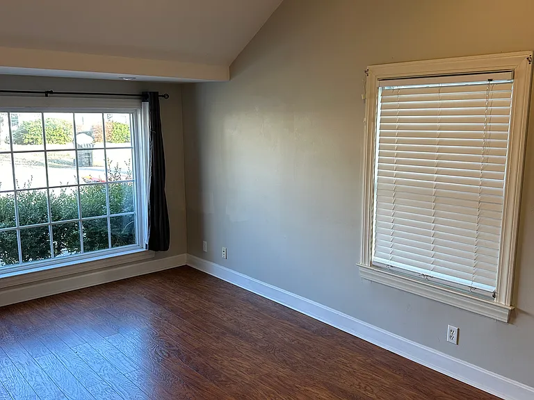 2904 Montrose Ave — Photo 4