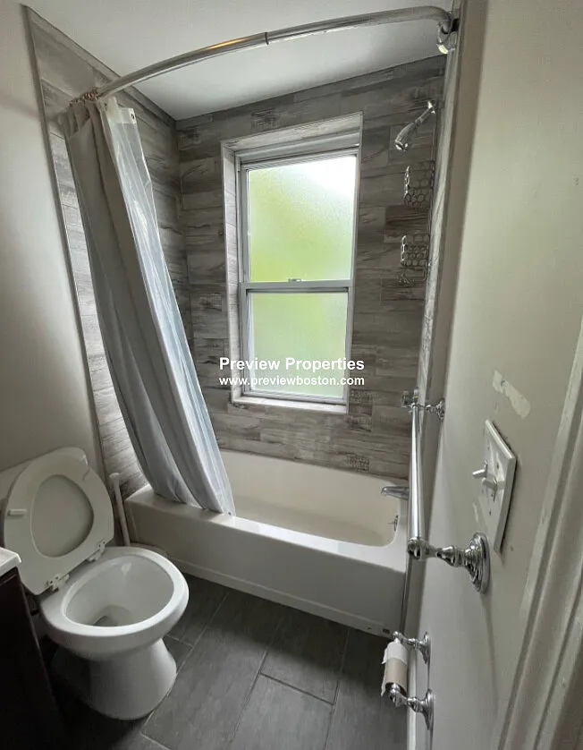 3 bed, 1.0 bath, 950 sqft, $3,750 — Photo 3