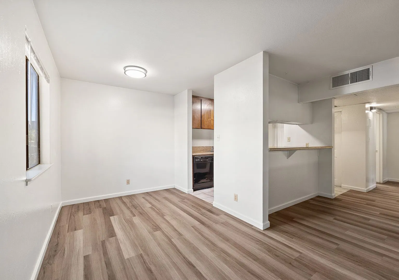 Walk To Virginia Lake! Upgraded Bathroom — Photo 4