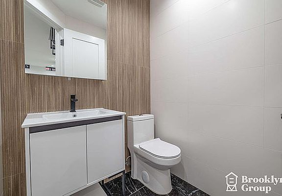 3rd image of 702 Evergreen Ave #1R